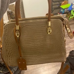 Brand new never used . Beautiful bag .